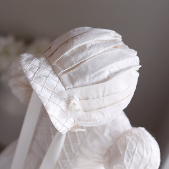 Baby's Luxury Special Occasion Gown & Bonnet Ivory Silk RARE FIND 6 Months NWT - Picture 6 of 7